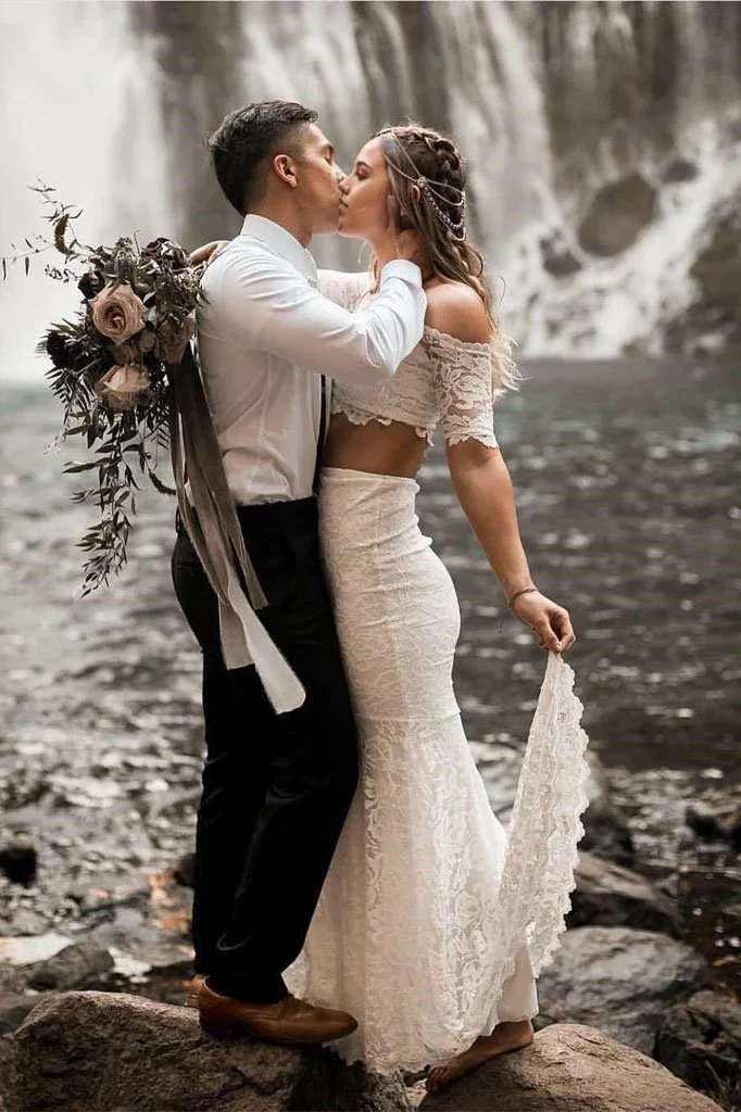 Vestidos de novia de playa de dos piezas con encaje y hombros descubiertos, mangas cortas